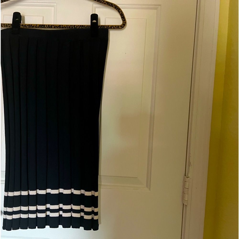 ST. JOHN black and white knit size 4